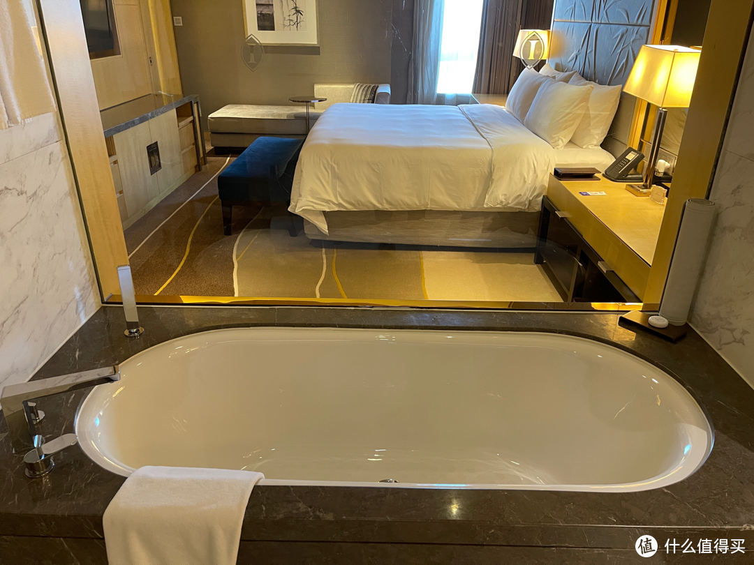 浴缸和卧室